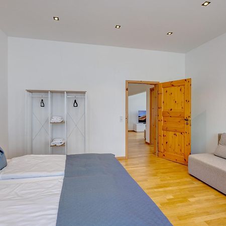 Kaza Guesthouse, Centrally Located 2 & 3 Bedroom Apartments In Аугсбург Екстериор снимка