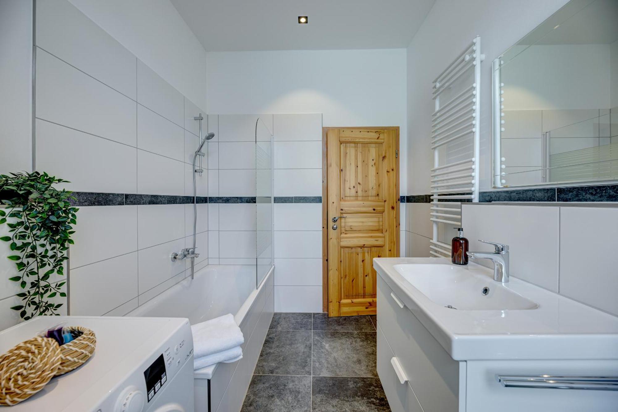 Kaza Guesthouse, Centrally Located 2 & 3 Bedroom Apartments In Аугсбург Екстериор снимка